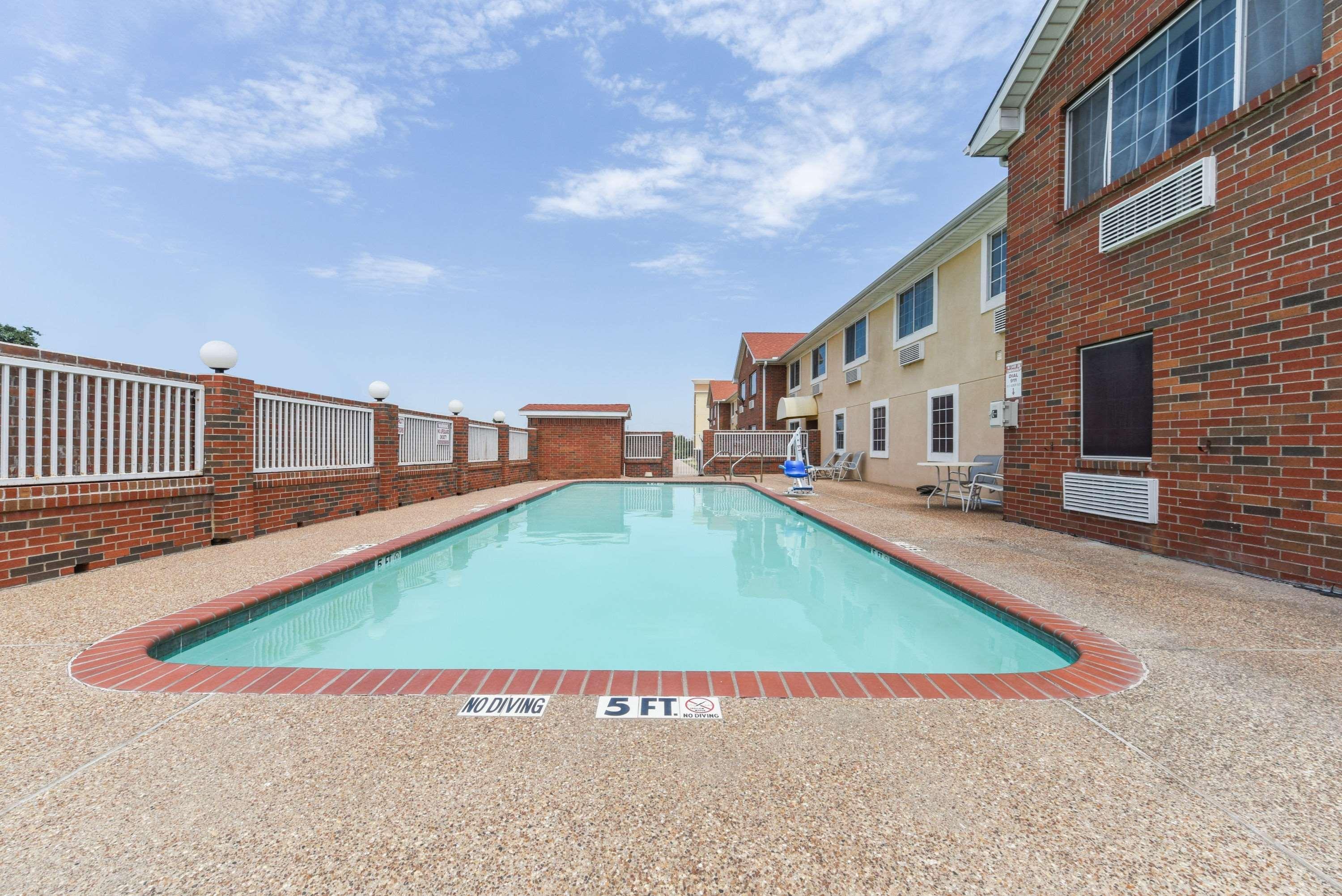 Super 8 By Wyndham Worth Area Hotel